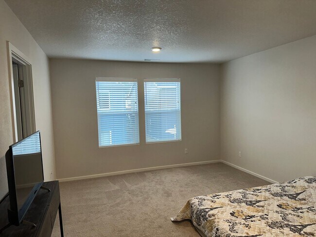 Building Photo - Newer 4 bedroom 2.5 bathroom house! AVAILA...