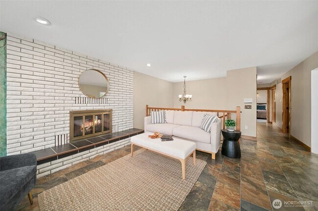 Building Photo - Luxury Home with Views, Maintained Pool and Yard. 5Bed, 3 Bath Great Location