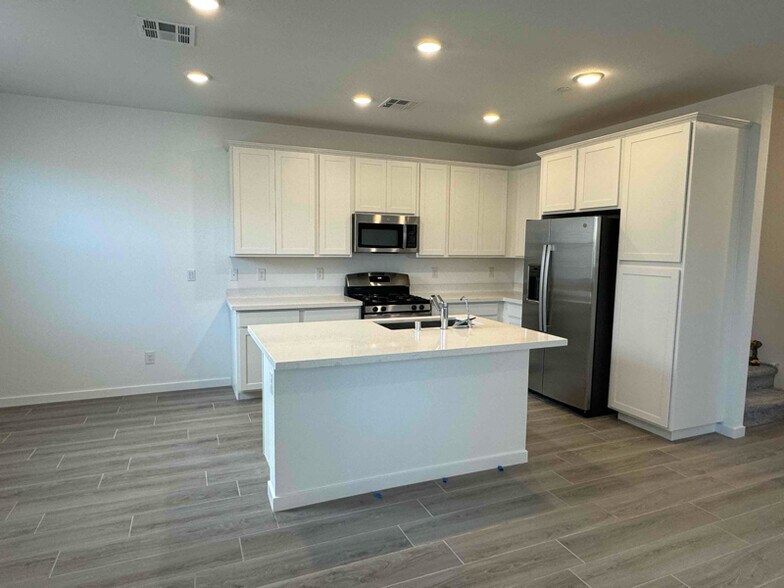 Building Photo - 2552 Venetia Pointe St