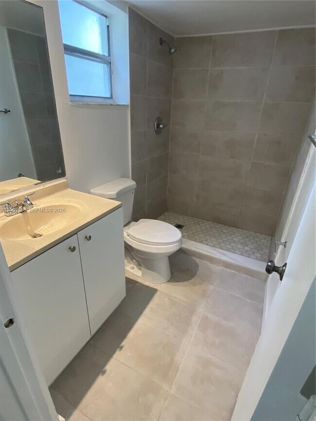 Building Photo - 514 Gardens Dr