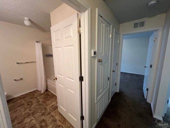 Building Photo - 8921 Camshire Cir