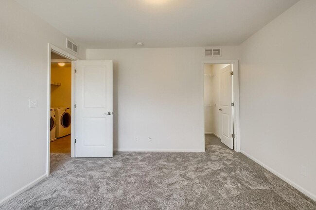 Building Photo - 3 Bed 2.5 Bath End Unit Home with FENCED Y...