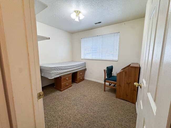 Building Photo - 391 E 700 N