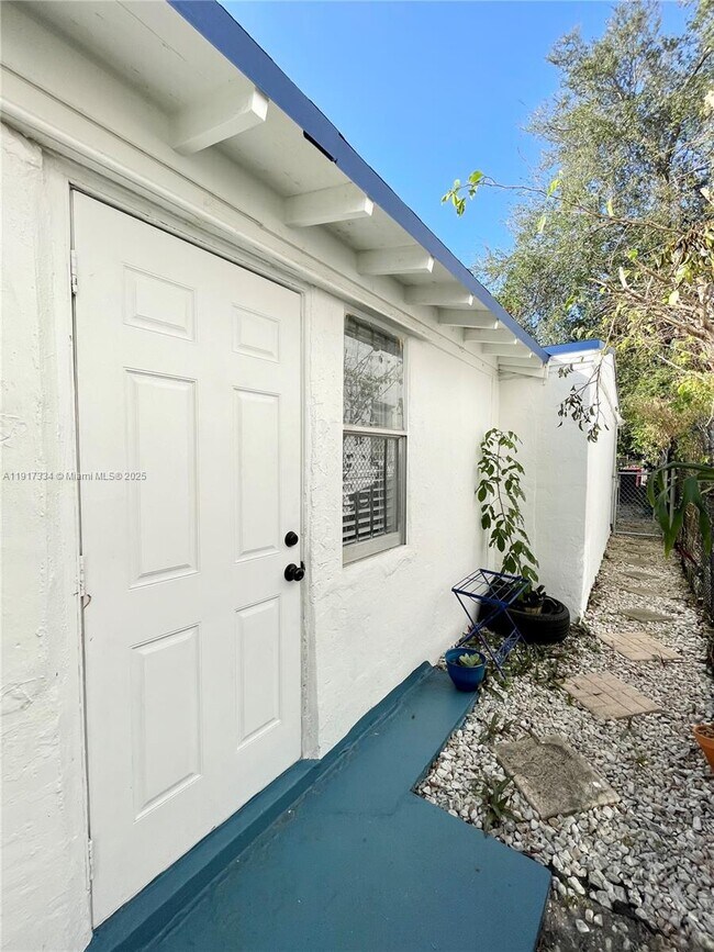 Building Photo - 3085 Elizabeth St