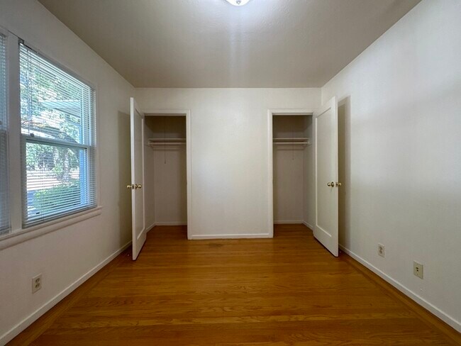 Building Photo - Cute 2 bed/1 bath Duplex in East Sac!!