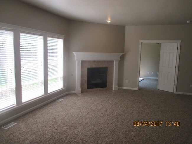 Building Photo - 4 Bedroom Home in Hobble Creek!