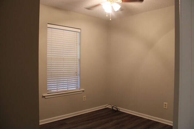 Building Photo - 2440 Ellen Ln