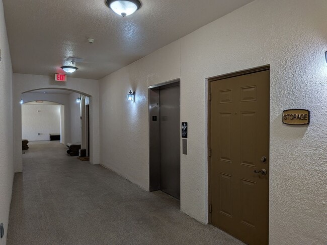 Building Photo - Top Floor Condo at Lakeside at Lakes of Windermere