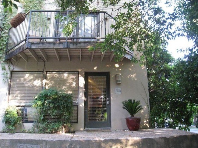 Building Photo - 1106 W 6th St