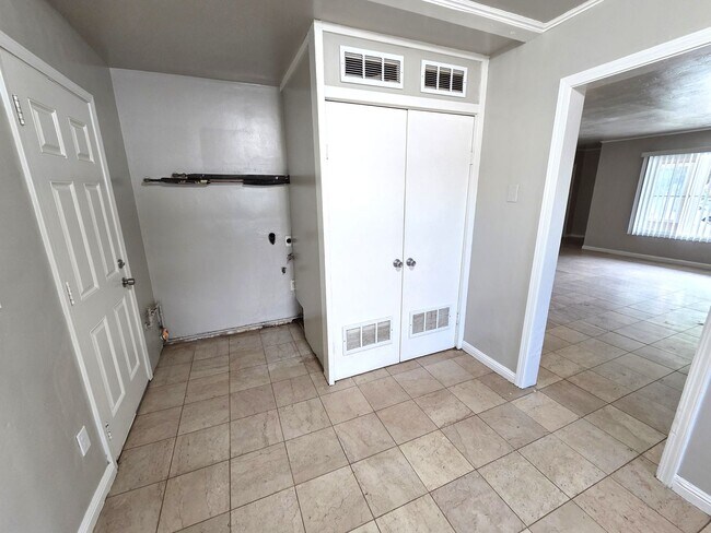 Building Photo - 4 Bedroom 2 Bath Home