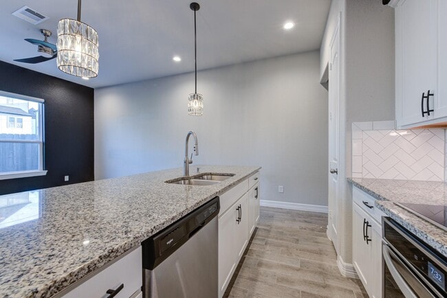 Building Photo - 11010 Cres Light Way