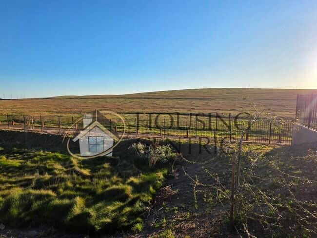 Building Photo - Executive Single Story Rental in HIGHLY DESIRABLE Heritage 55+ Community!