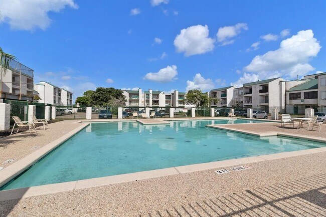 Building Photo - 2826 S Bartell Dr