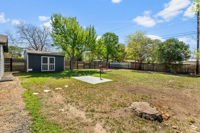 Building Photo - 1113 S Meadows Dr