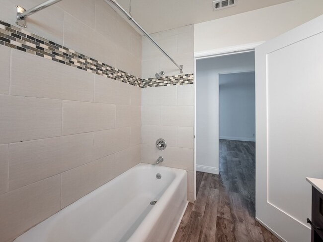 Building Photo - Elegant 3BD/2BA Oasis in the Heart of Glen...