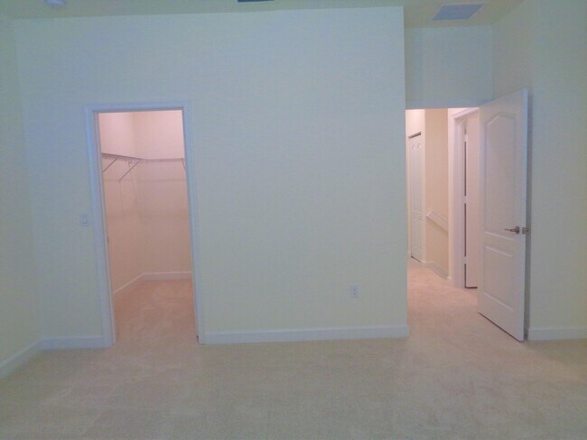 Building Photo - 10004 W Villa Cir