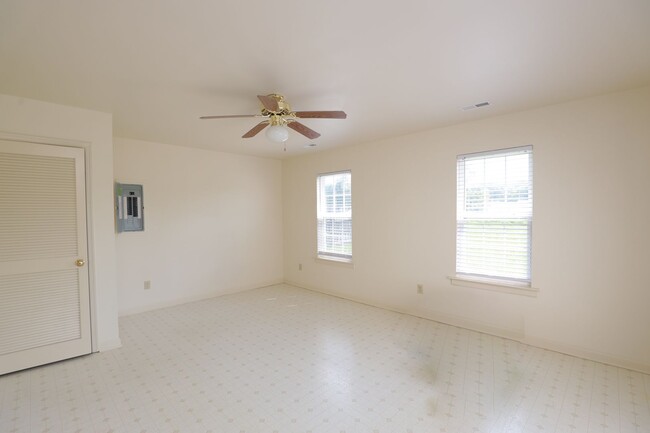 Building Photo - Spacious Partially Furnished Home in Henrico