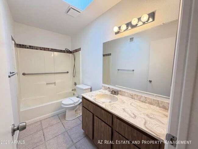 Building Photo - 2901 W Sierra St