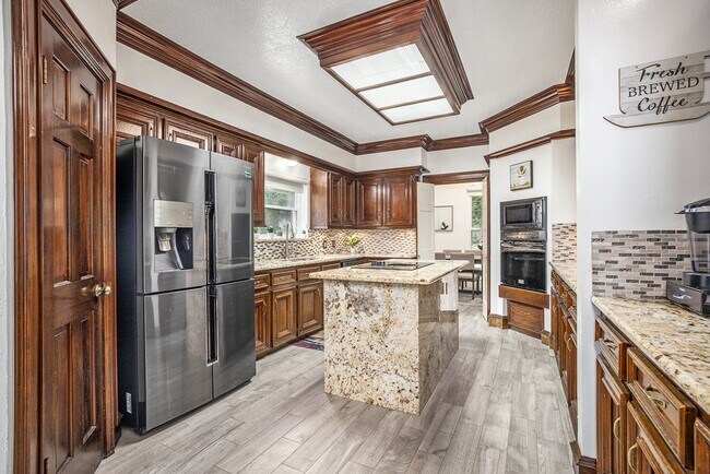 Building Photo - 15106 Dawnbrook Dr