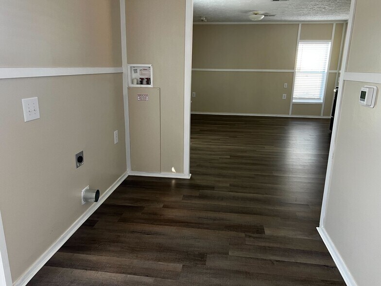 Building Photo - 709 N Collins Fwy