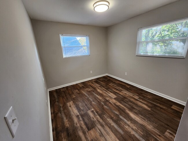 Building Photo - 924 Rarig Ave