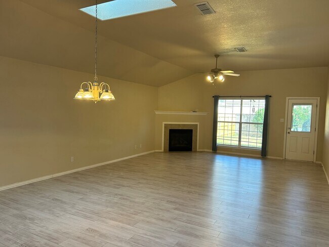 Building Photo - 6911 Pinecrest Ave
