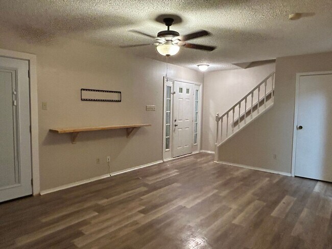 Building Photo - Charming 2 Bed, 1.5 Bath Townhouse in Lafayette!
