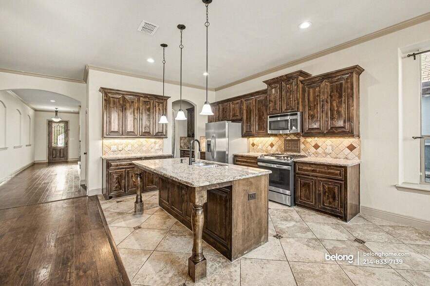 Building Photo - 588 Deverson Dr