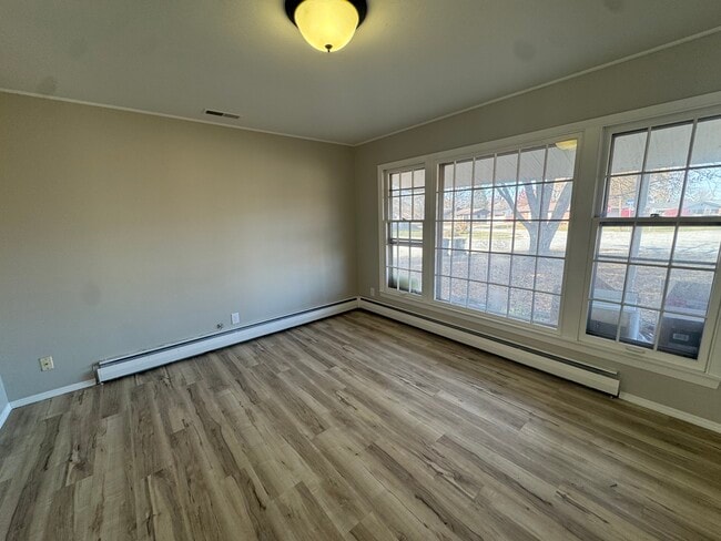 Building Photo - 2215 Saratoga Ave