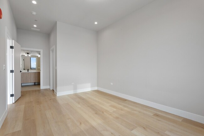 Building Photo - 2505 W Farragut Ave