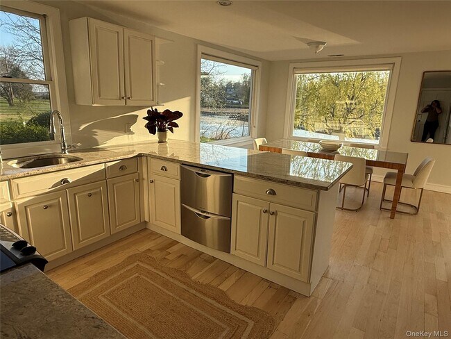 Building Photo - 329 Centre Island Rd