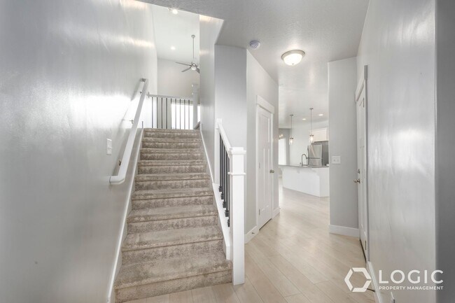 Building Photo - Gorgeous Townhome in Great Location!