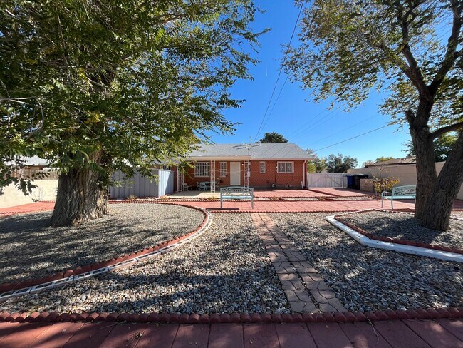 Building Photo - Cute 3 Bedroom 2 Bathroom Home In The NE!
