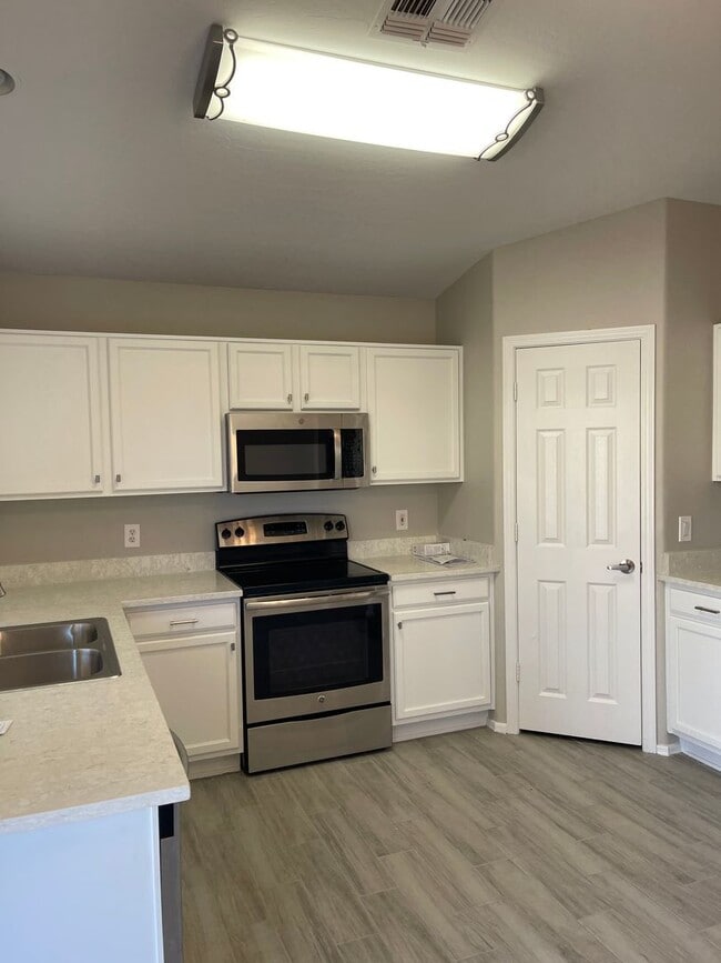 Building Photo - COMING SOON! Gorgeous Remodeled Home in El Mirage