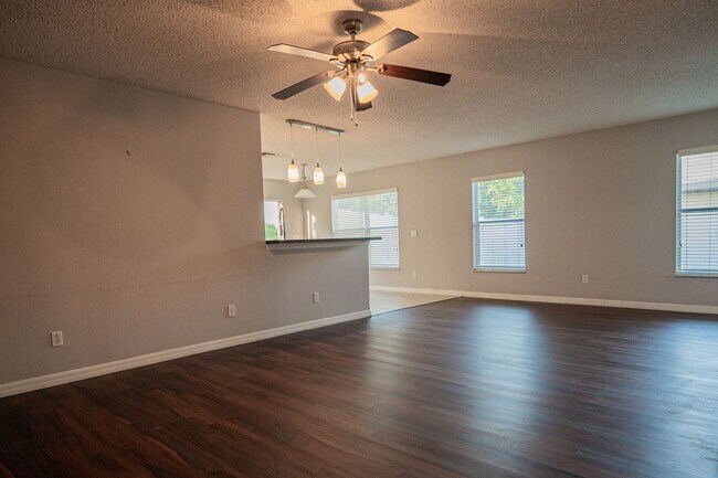 Building Photo - 3/2~Ridge Valley ~ Save with Solar!