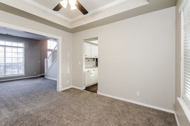 Building Photo - 820 N Willow Ave