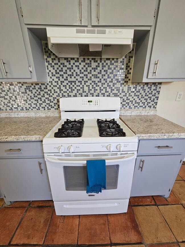 Building Photo - Beautifully maintained 3 bdrm/2 bath with ...