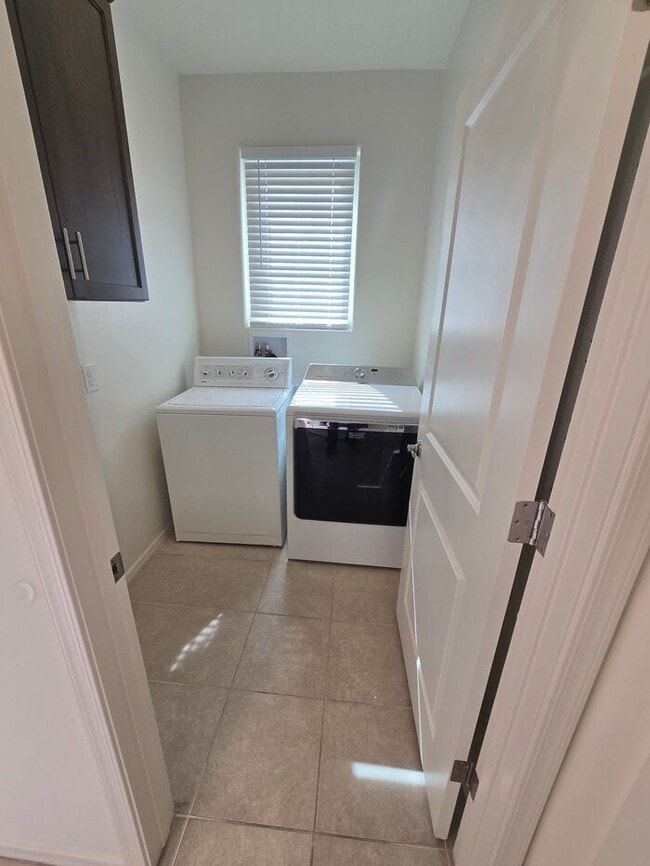 Building Photo - Freshly updated 3 bedroom/ 2 bath Home