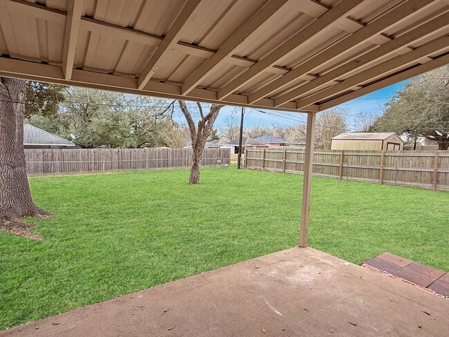 Building Photo - 204 Meadow Ln