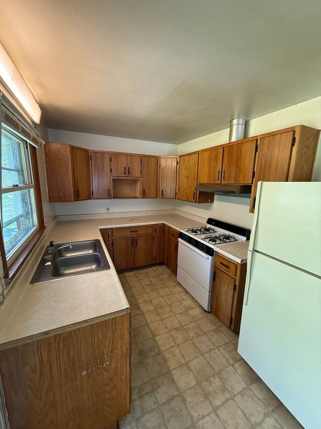 Building Photo - 3 Bedroom Single family with fenced in yard