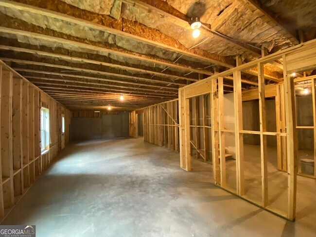 Building Photo - 5595 Mirror Lake Dr