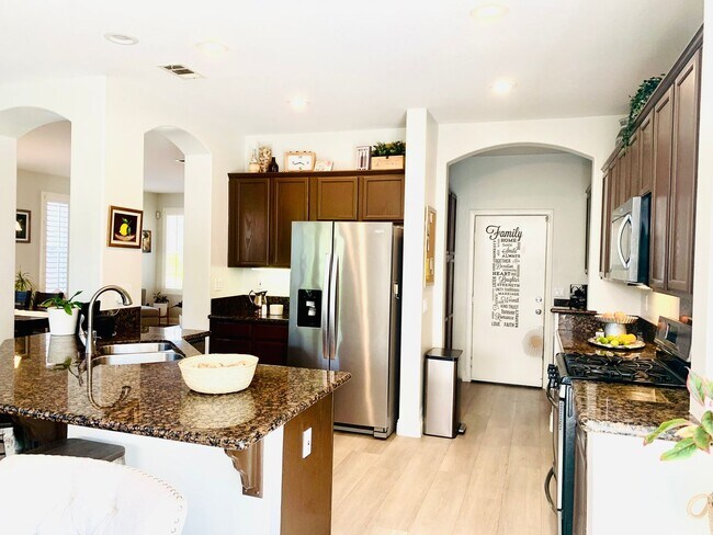 Building Photo - ***GORGEOUS 4BD/2.5BA HOUSE AVAILABLE IN O...