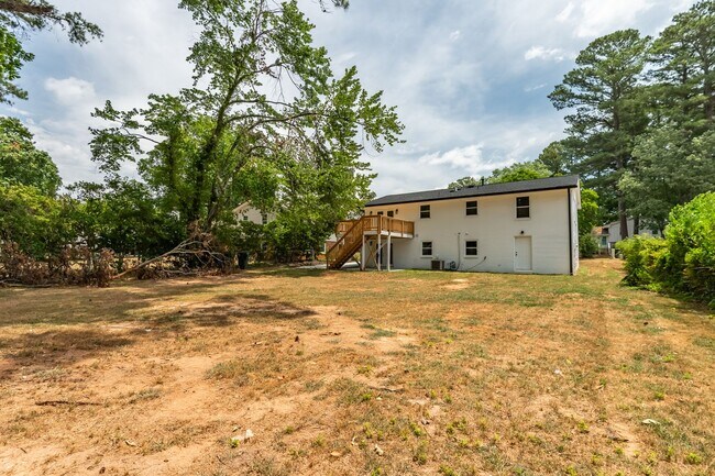 Building Photo - 6-bedroom, 4-bath home in North Raleigh