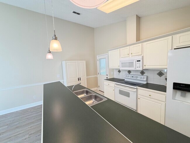 Building Photo - 2116 Heathrow Dr