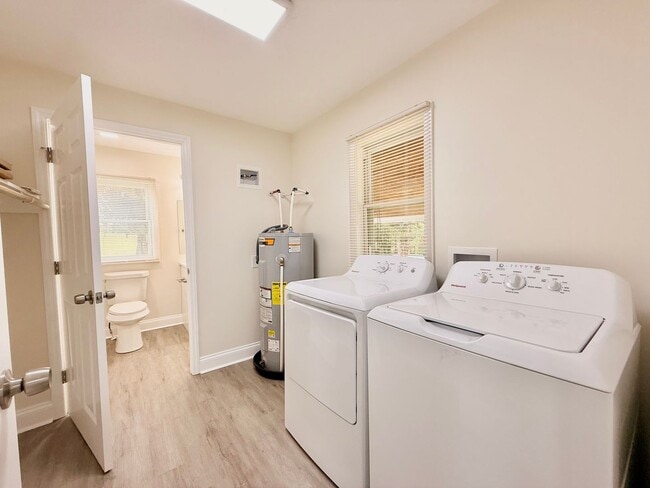 Building Photo - Renovated 1 Bedroom/1 Bathroom Home with C...