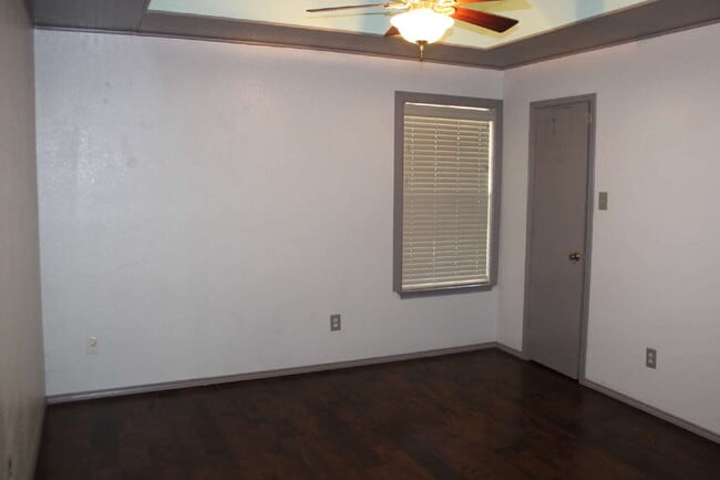 Building Photo - 915 W Lovers Ln