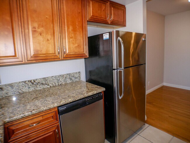Building Photo - Charming 2 bed/2 bath second level condo with washer/dryer & assigned parking