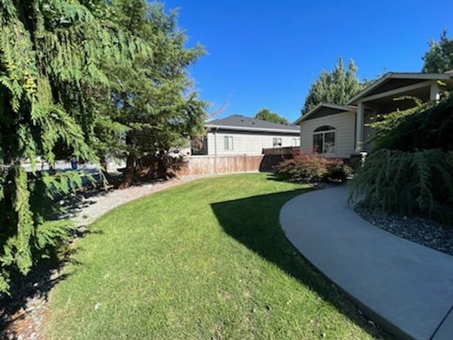 Building Photo - Beautiful 4 bed/2 bath home in excellent location, with a 3 car garage!