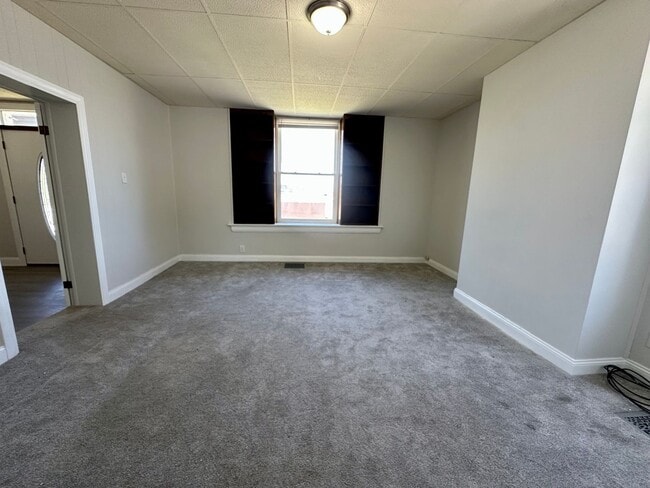 Building Photo - Norwood- Adorable Duplex with ample space ...