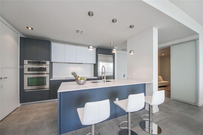 Building Photo - 1300 Brickell Bay Dr
